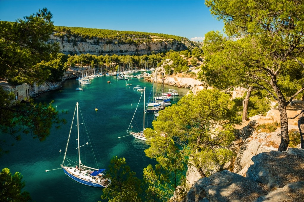 Zeiljachten liggen voor anker in een baai nabij Cassis, Frankrijk.
