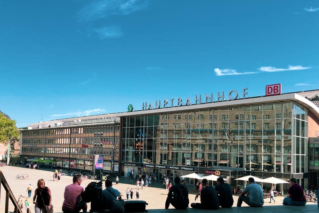 Het station Keulen Hauptbahnhof op een zonnige dag.