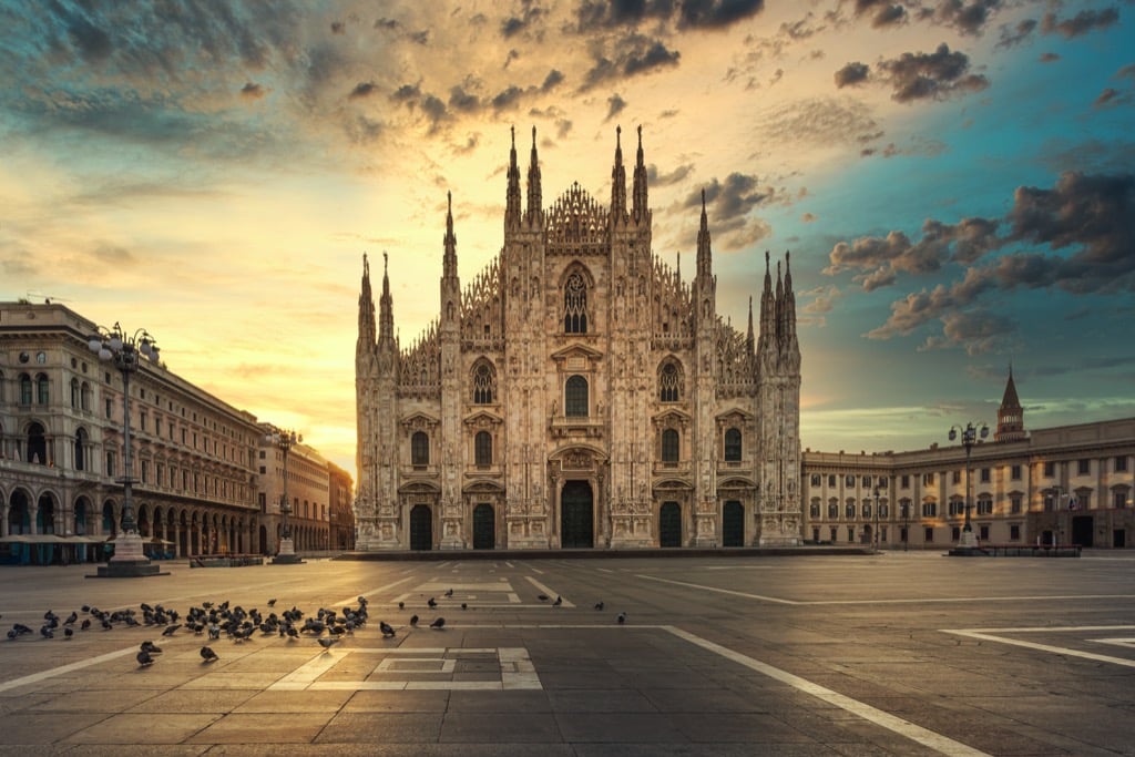 De Duomo in Milaan bij zonsopgang.