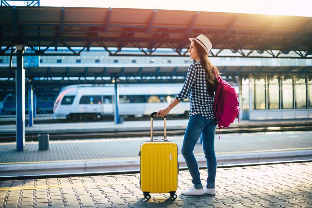 Toeriste wacht op de trein. ©Shutterstock